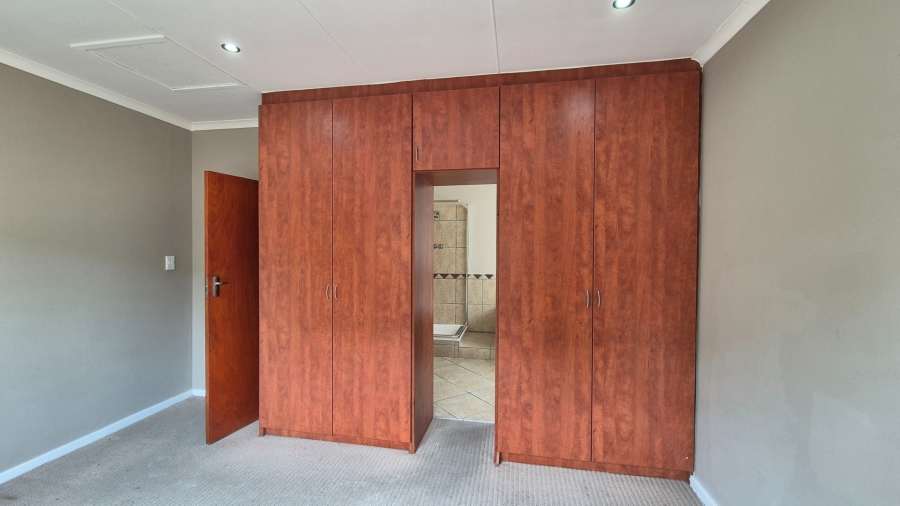 5 Bedroom Property for Sale in Country Club Western Cape